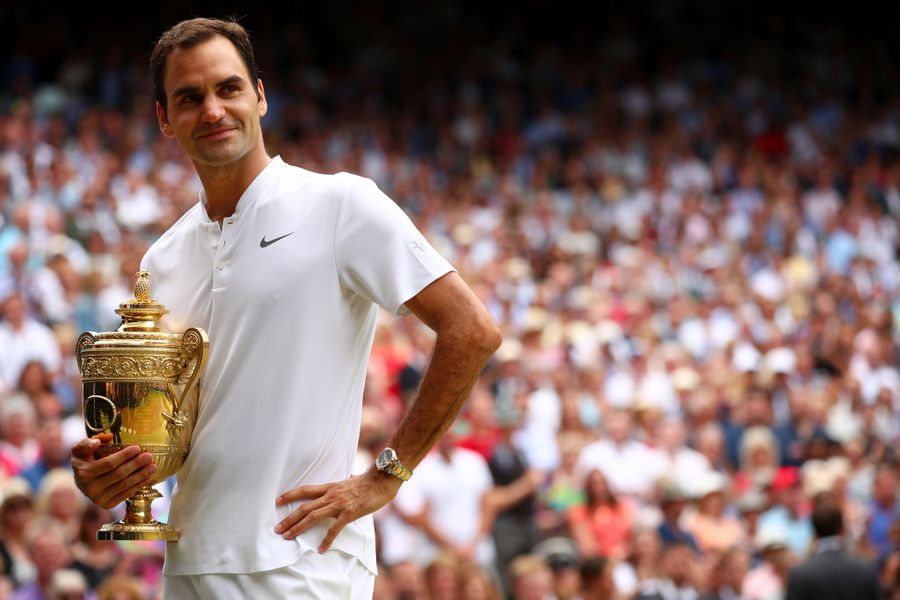Roger Federer cu trofeul de la Wimbledon în echipament Nike Agentul lui Roger Federer despre un moment complicat din cariera fostului lider mondial: „L-a abandonat”