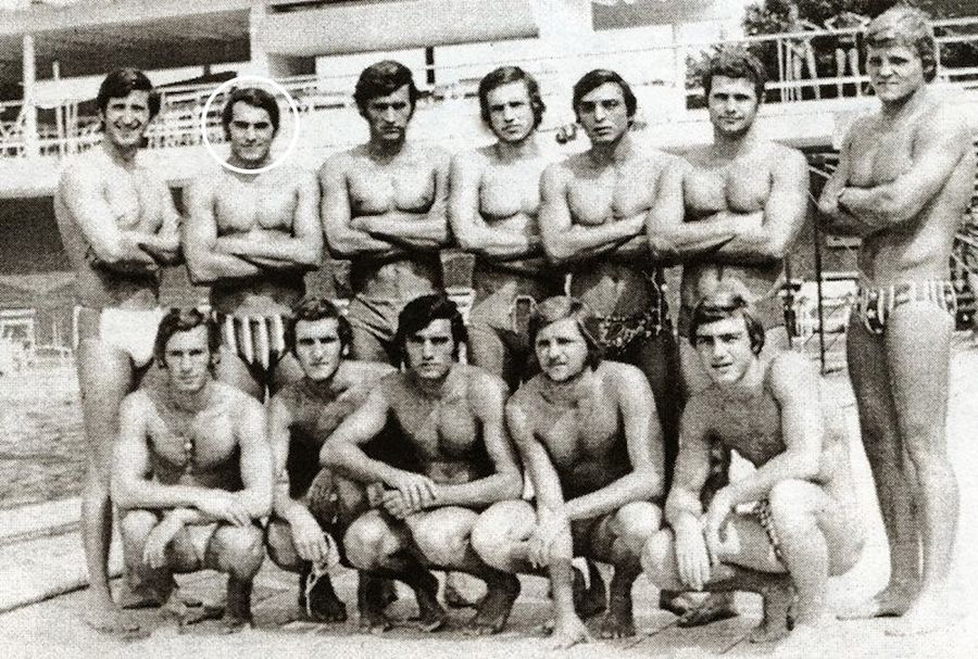 Dinu Popescu și naționala României, la Mondialele de la Cali, în 1975. Popescu a marcat 18 goluri la acel turneu Poloist român de legendă, interviu fără perdea: „Am bătut milițieni la Athenee Palace, puteam să fac pușcărie ca Sandu Boc, dar am scăpat cu un raport medico-legal falsificat”