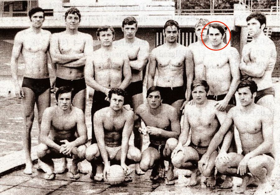 1973. Mondialele de natație de la Belgrad. Naționala României de polo, cu Dinu Popescu pe rândul de sus Poloist român de legendă, interviu fără perdea: „Am bătut milițieni la Athenee Palace, puteam să fac pușcărie ca Sandu Boc, dar am scăpat cu un raport medico-legal falsificat”