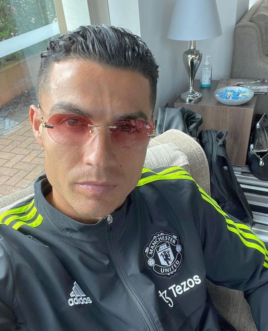 Imaginea publicată de Cristiano Ronaldo / Sursă foto: Facebook Entuziasmați de sosirea în Chișinău a lui Ronaldo, moldovenii glumesc pe seama pozei postate de superstar: „Bomboane de la Paștele Blajinilor”