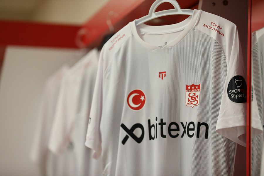 Echipamentul obișnuit al celor de la Sivasspor Situație rară înainte de CFR Cluj - Sivasspor: turcii nu au echipamentele de joc! Ce soluție au găsit