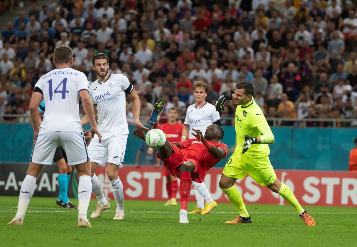 Gafă la FCSB » Ce scria pe tricoul lui Compagno: „Să-și ia cetățenie”