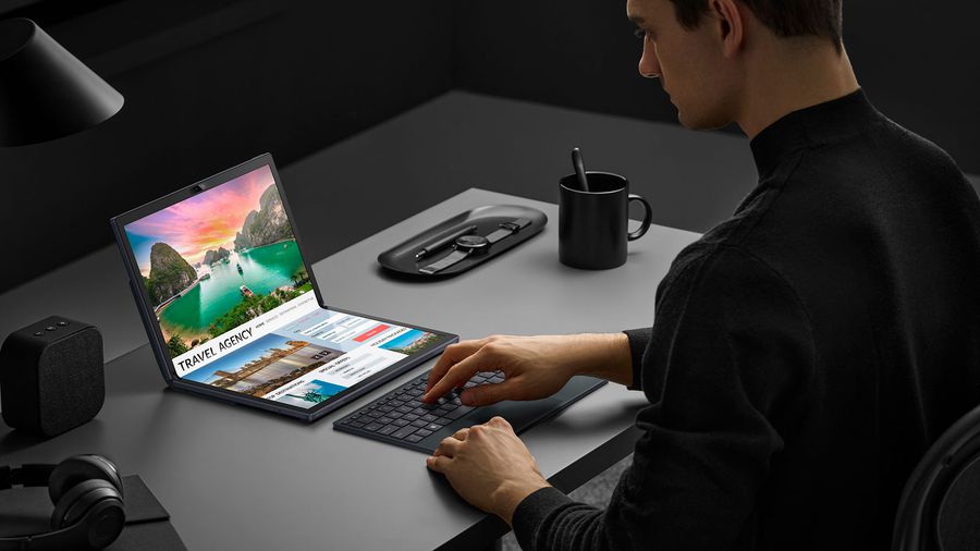 Zenbook 17 Fold OLED (UX9702): ecran mare într-un corp foarte mic