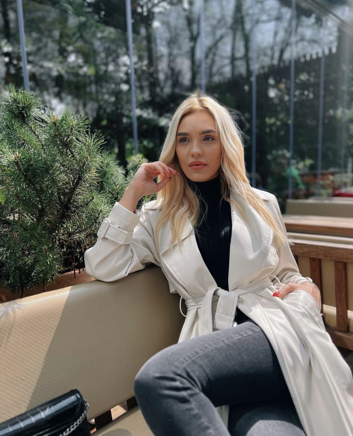 Ioana-Adriana Mitran face ravagii pe circuitul fierbinte din Moto GP » Escapadă în Indonezia pentru o vacanță exotică