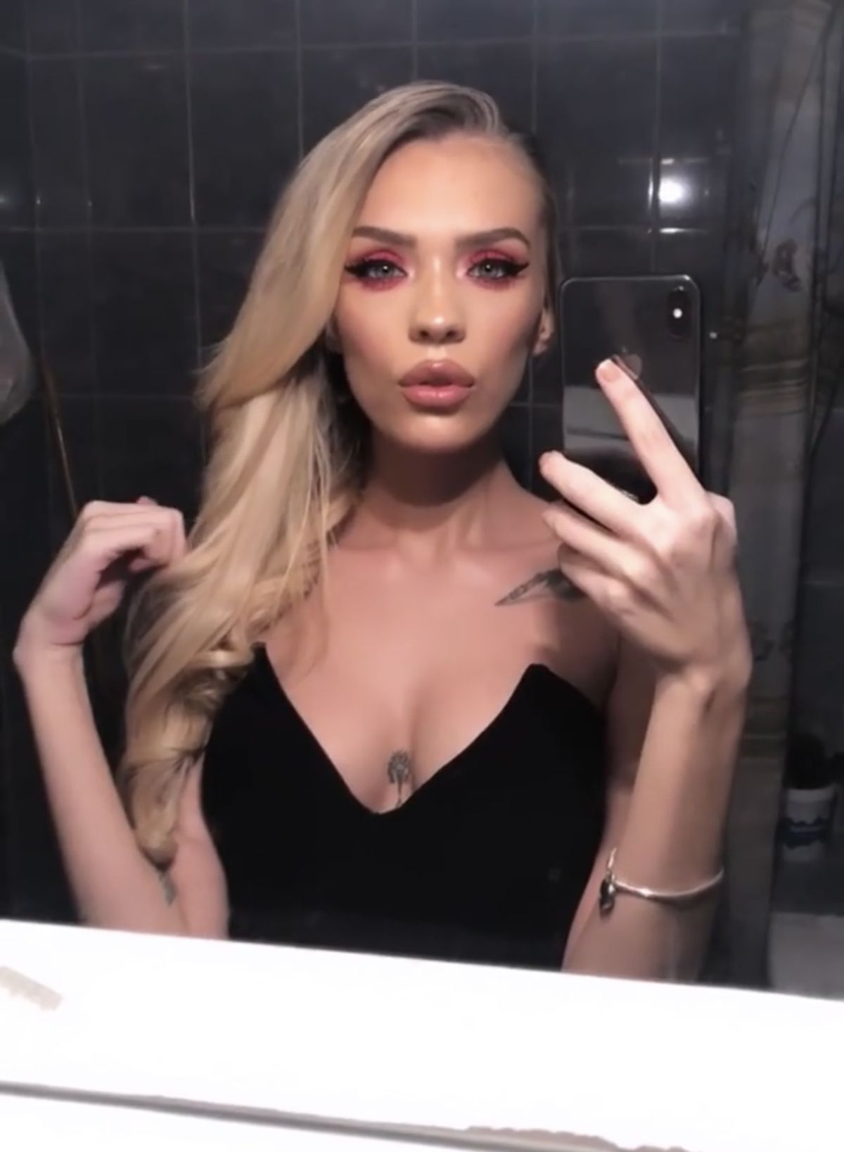 Ioana-Adriana Mitran face ravagii pe circuitul fierbinte din Moto GP » Escapadă în Indonezia pentru o vacanță exotică