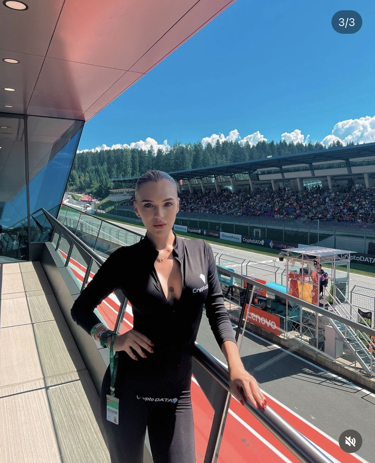 Ioana-Adriana Mitran face ravagii pe circuitul fierbinte din Moto GP » Escapadă în Indonezia pentru o vacanță exotică