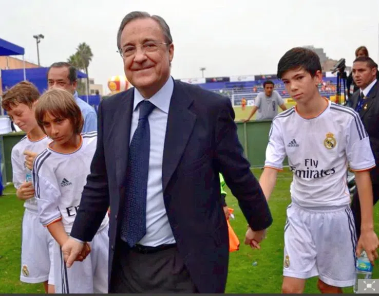 Florentino Perez, președinte Real Madrid, încadrat de Theo Zidane și David Vraciu
