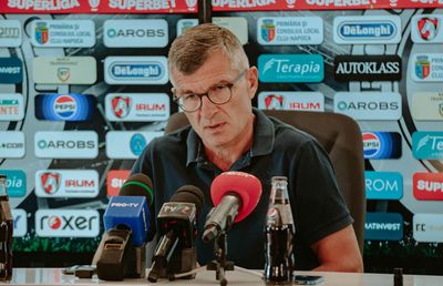 Ce fotbalist a remarcat Sabău după victoria de la Arad: „Se sacrifică mereu pentru echipă!” + avertisment pentru Cîmpanu: „Asta anulează tot”