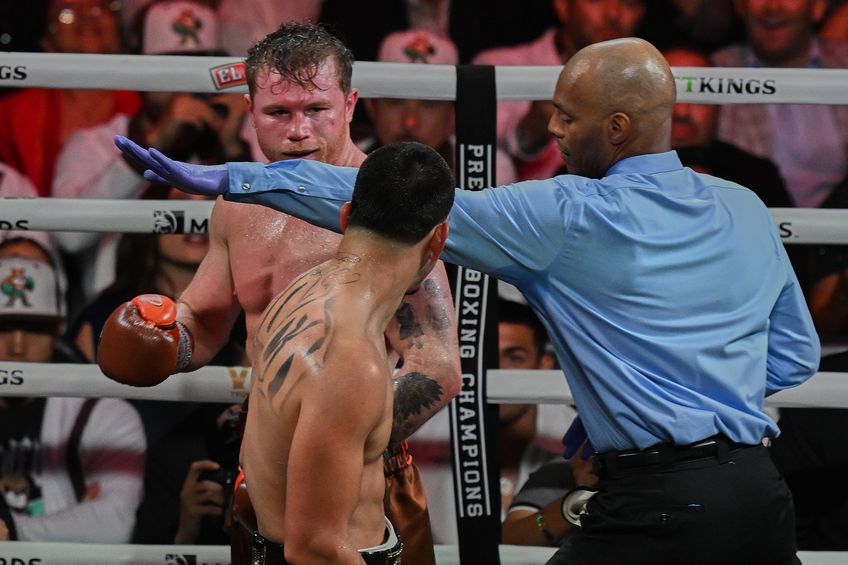 Saul Canelo Alvarez (34 de ani) l-a învins pe Edgar Berlanga (27 de ani) printr-o decizia unanimă. Mexicanul şi-a păstrat centurile WBC, WBO şi WBA la categoria supermijlocie / FOTO: Imago