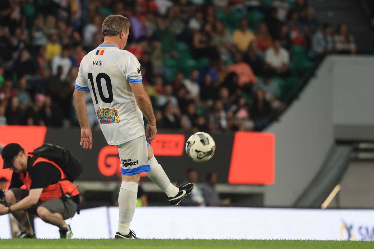 Imagini de senzație surprinse de GSP la Legends Charity Game: Gică Hagi, asaltat de fani la Lisabona » Reacție genială pe gazon: „E cam mare terenul ăsta”