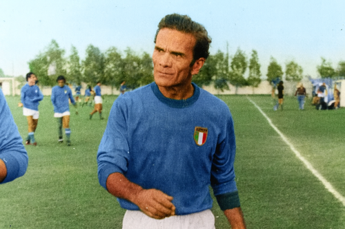 Pier Paolo Pasolini în tricoul naționalei - fotografie colorizată cu ajutorul AI