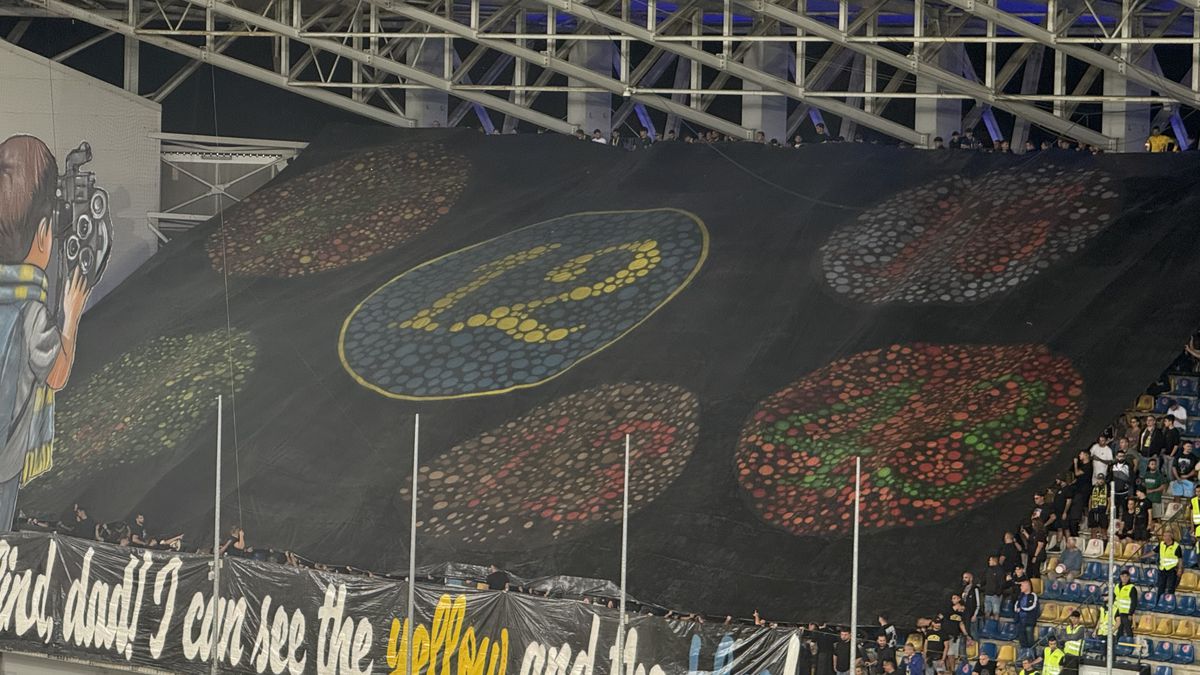 Scenografii FABULOASE la Petrolul - Dinamo! Reverență pentru trei boxeri uriași ai Ploieștiului + torțe și fumigene în peluza „câinilor”