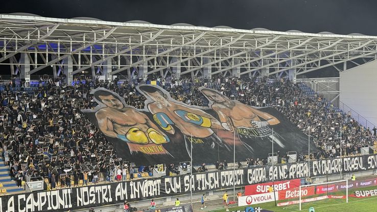 Scenografii spectaculoase la meciul Petrolul - Dinamo, din Superligă. Foto: Andrei Crăițoiu (GSP.RO)