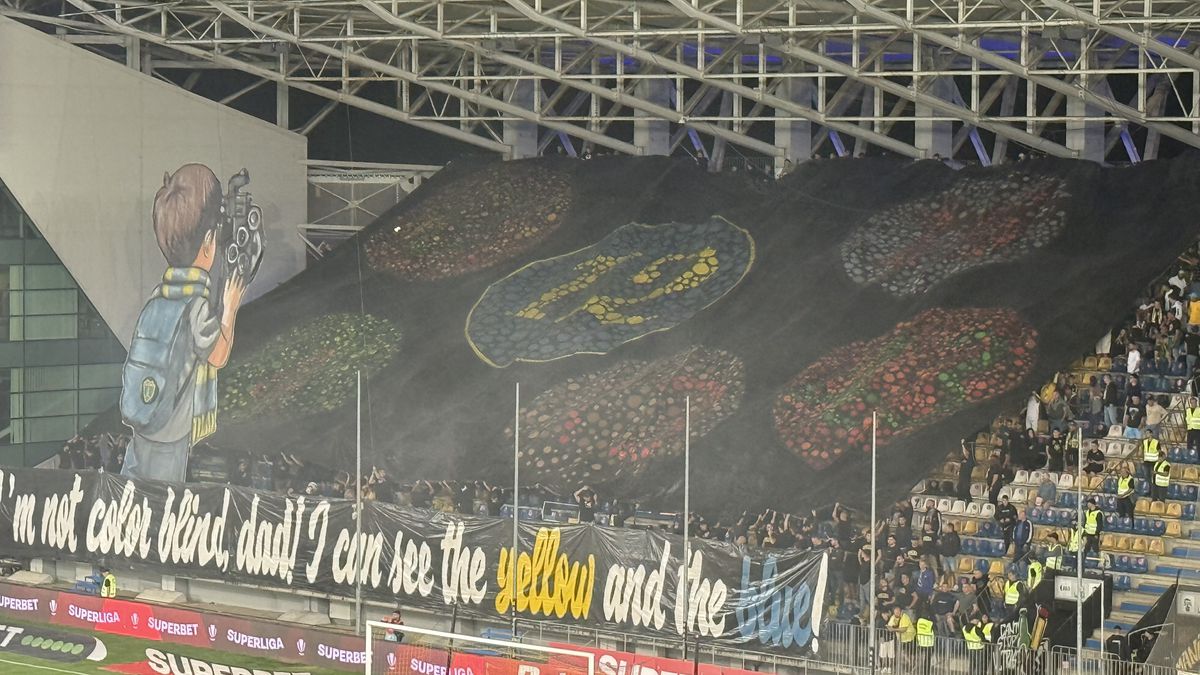 Scenografii FABULOASE la Petrolul - Dinamo! Reverență pentru trei boxeri uriași ai Ploieștiului + torțe și fumigene în peluza „câinilor”