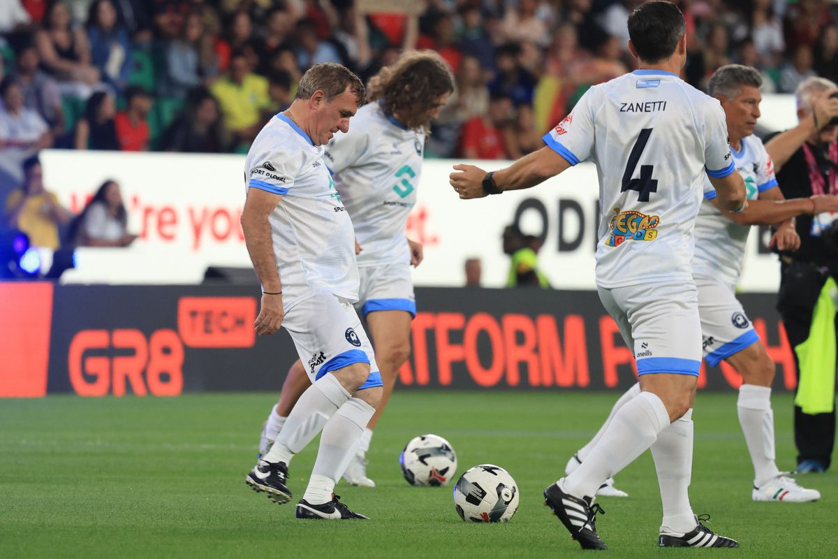 Imagini de senzație surprinse de GSP la Legends Charity Game: Gică Hagi, asaltat de fani la Lisabona » Reacție genială pe gazon: „E cam mare terenul ăsta”