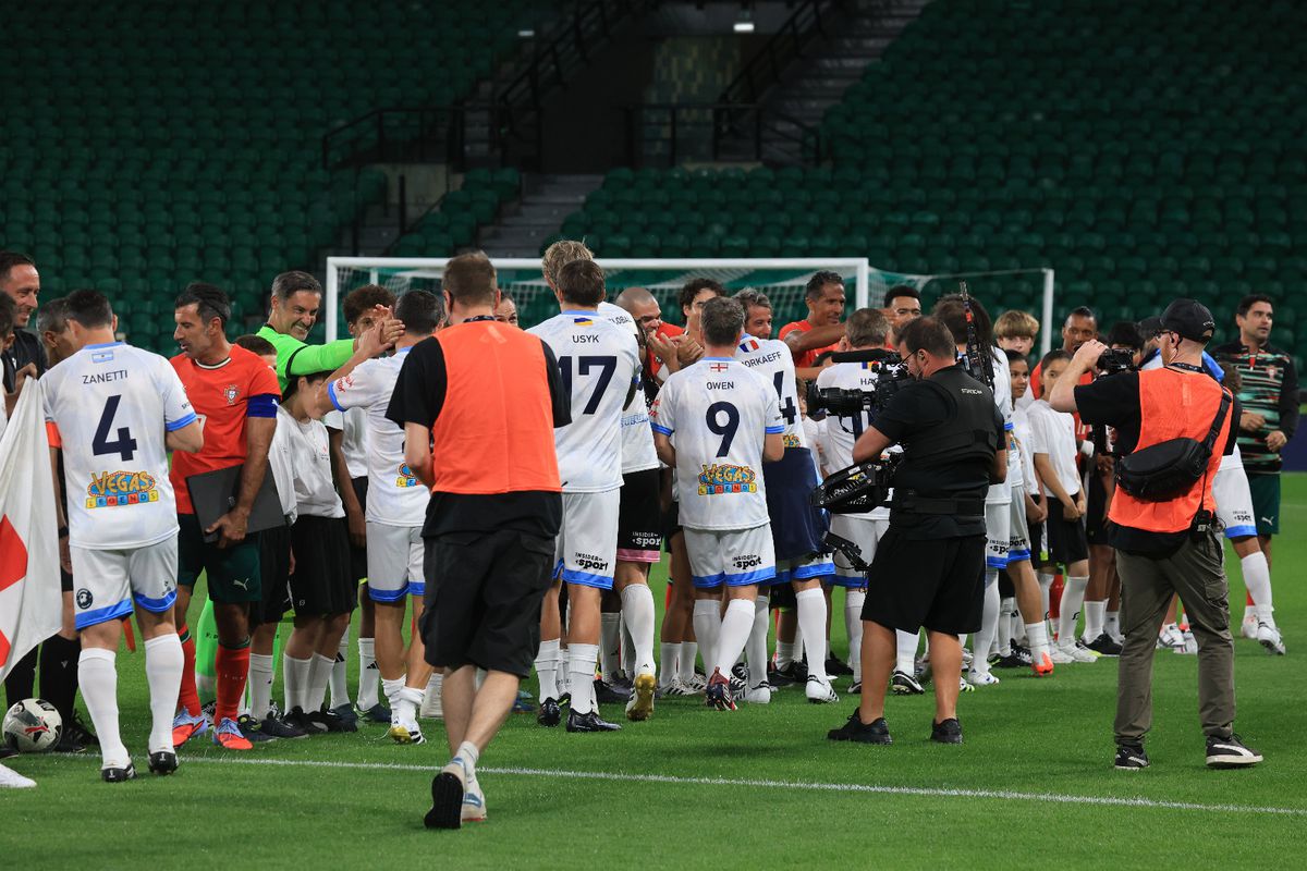 Coloși la tot pasul: Legends Charity Game, spectacol pentru o cauză nobilă! Gică Hagi, un sfert de oră pe teren