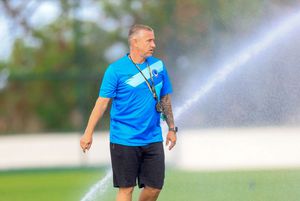 Echipa lui Reghecampf se mută din Sudan! » Motivul pentru care a făcut cerere să joace în campionatul din Libia