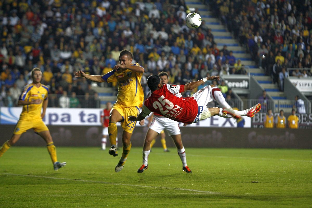 Rivalitatea Petrolul  - Dinamo, în imagini: ură în stare pură, scenografii explozive și mesaje cu dedicație