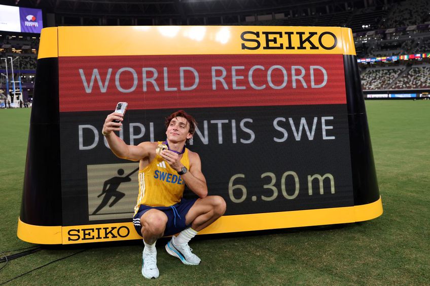 Armand Duplantis și o poză cu tabela de record mondial la Tokyo 2025 Foto: Guliver/GettyImages