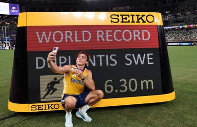 Armand Duplantis, record mondial răsplătit cu 170.000 de dolari » Ce spun adversarii: „Are tot ce își dorește fiecare săritor”