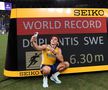 Armand Duplantis și o poză cu tabela de record mondial la Tokyo 2025 Foto: Guliver/GettyImages