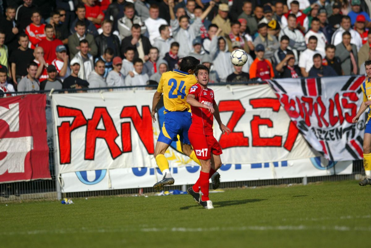 Rivalitatea Petrolul  - Dinamo, în imagini: ură în stare pură, scenografii explozive și mesaje cu dedicație