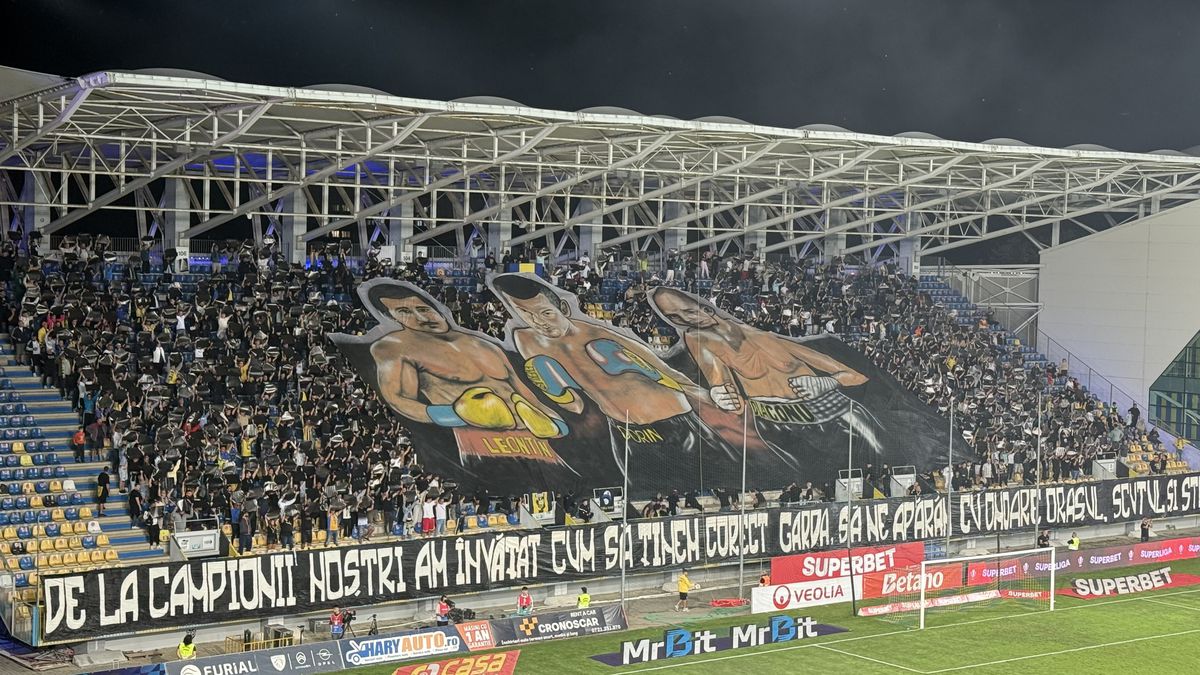 Scenografii FABULOASE la Petrolul - Dinamo! Reverență pentru trei boxeri uriași ai Ploieștiului + torțe și fumigene în peluza „câinilor”