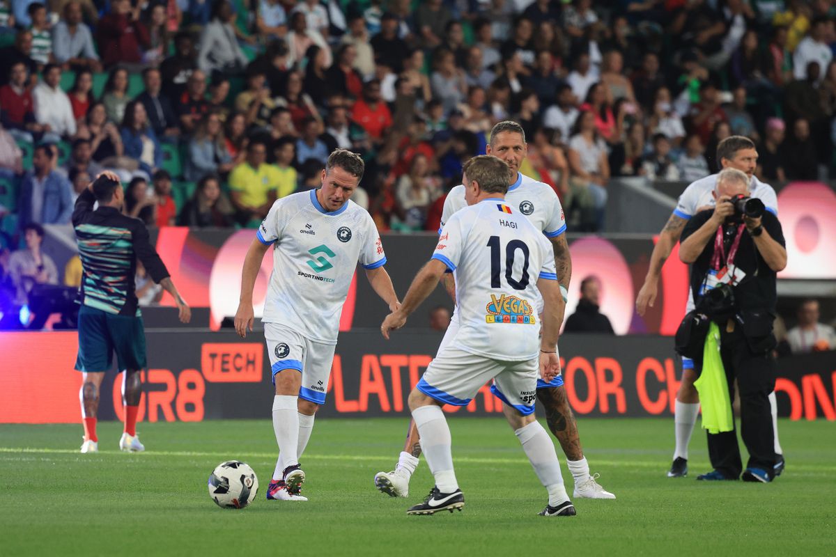 Imagini de senzație surprinse de GSP la Legends Charity Game: Gică Hagi, asaltat de fani la Lisabona » Reacție genială pe gazon: „E cam mare terenul ăsta”