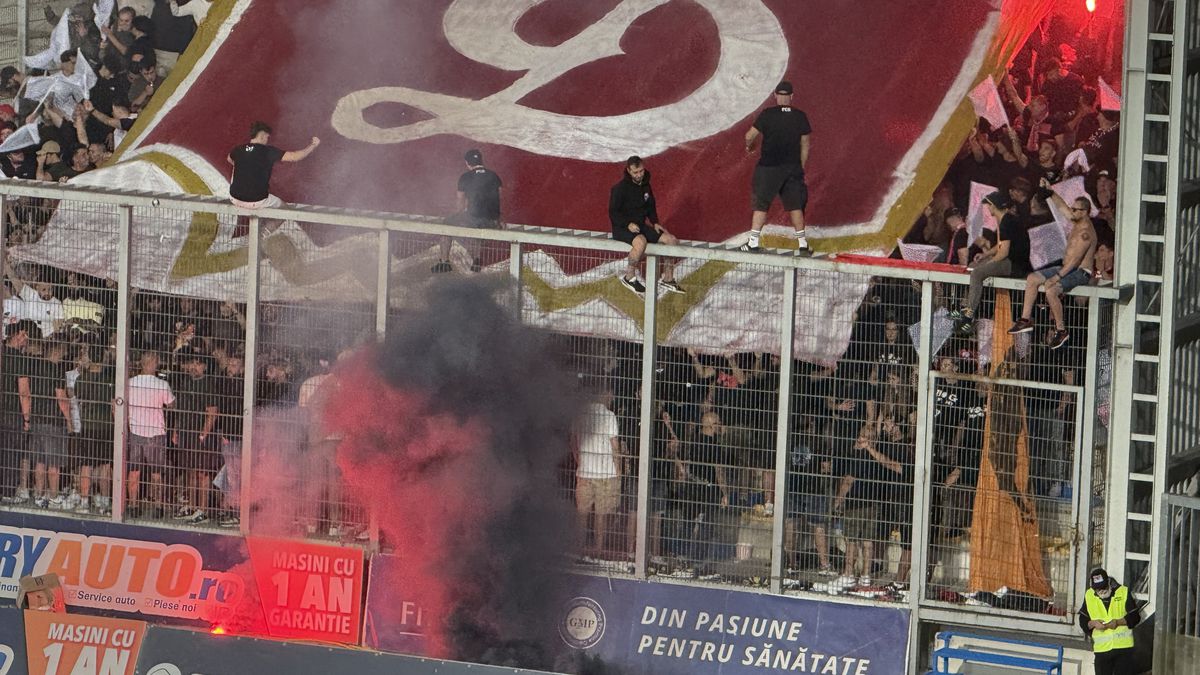 Scenografii FABULOASE la Petrolul - Dinamo! Reverență pentru trei boxeri uriași ai Ploieștiului + torțe și fumigene în peluza „câinilor”