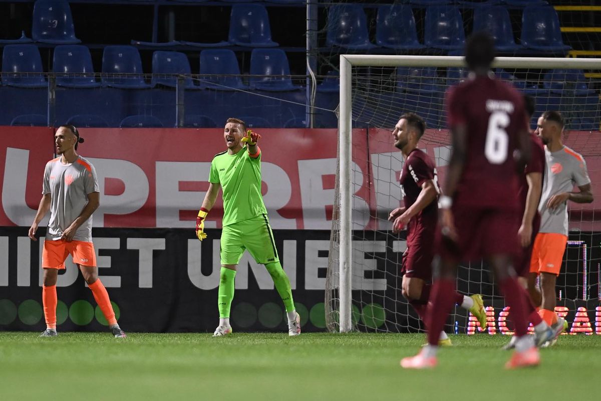 Vine week-end-ul, în Superligă se întoarce stadionul-dezastru » Imagini de râsu'-plânsu' surprinse de GSP: „Știți ce vedeți pe geamul de la toaletă?”