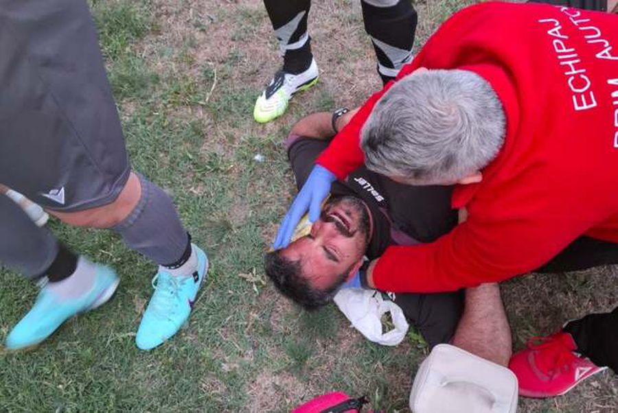 Scene șocante in fotbalul mic din România! Arbitrul, strâns de gât și bătut cu bestialitate de jucător: primarul vrea să desființeze echipa