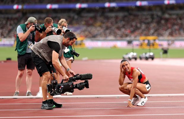 Surprinzătoarea campioană mondială la 100 metri garduri de la Tokyo și-a urmat sora pe pistă, dar acum e mai bună decât ea