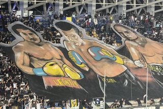 Scenografii FABULOASE la Petrolul - Dinamo! Reverență pentru trei boxeri uriași ai Ploieștiului + torțe și fumigene în peluza „câinilor”