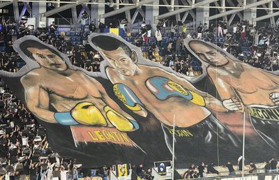 Scenografii FABULOASE la Petrolul - Dinamo! Reverență pentru trei boxeri uriași ai Ploieștiului + torțe și fumigene în peluza „câinilor”