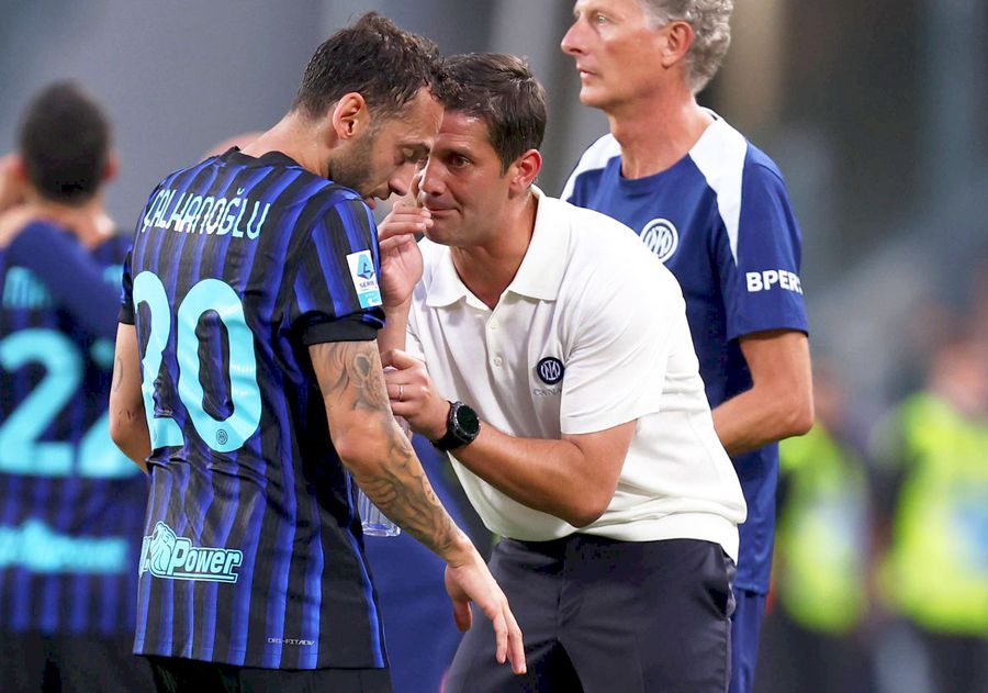 Calhanoglu și Cristi Chivu în timpul meciului Juventus - Inter 4-3 / Foto: Imago Images Record în ultimii 60 de ani! » Capitolul la care Chivu e lider la Inter + Urmează o lună și jumătate de foc