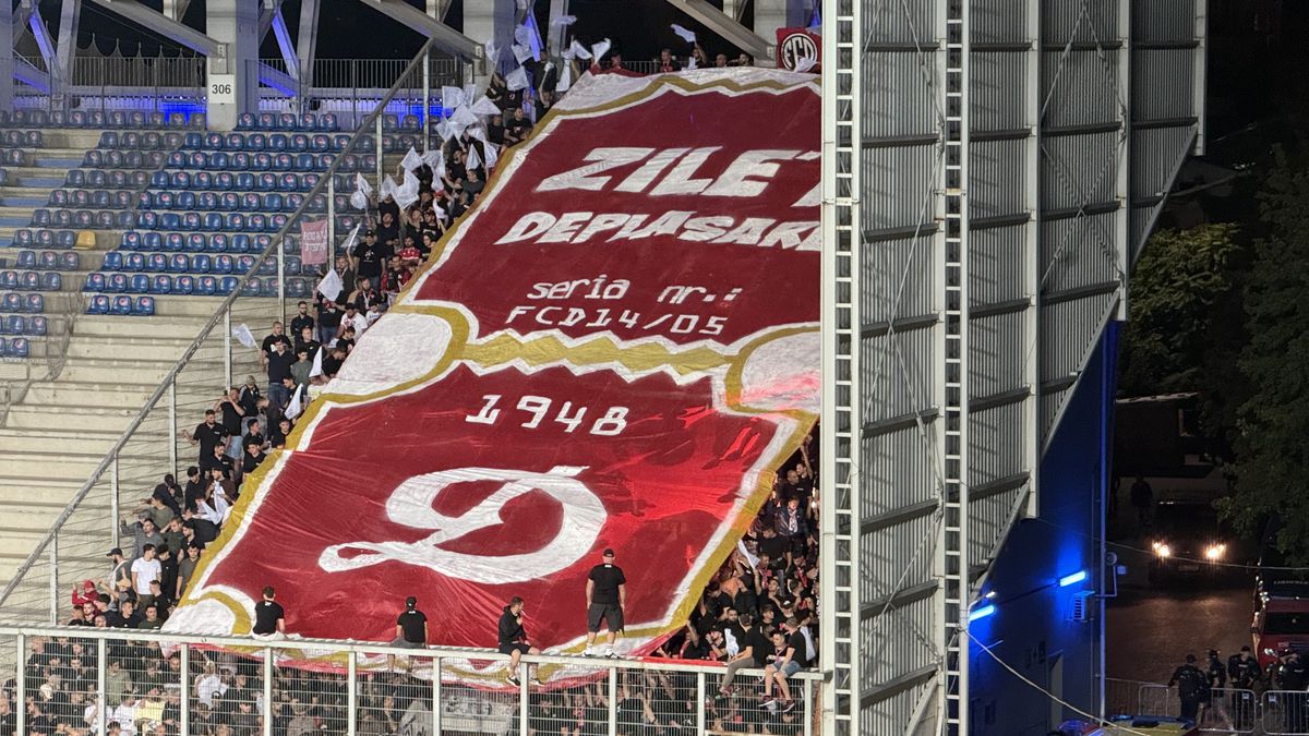 Scenografii FABULOASE la Petrolul - Dinamo! Reverență pentru trei boxeri uriași ai Ploieștiului + torțe și fumigene în peluza „câinilor”