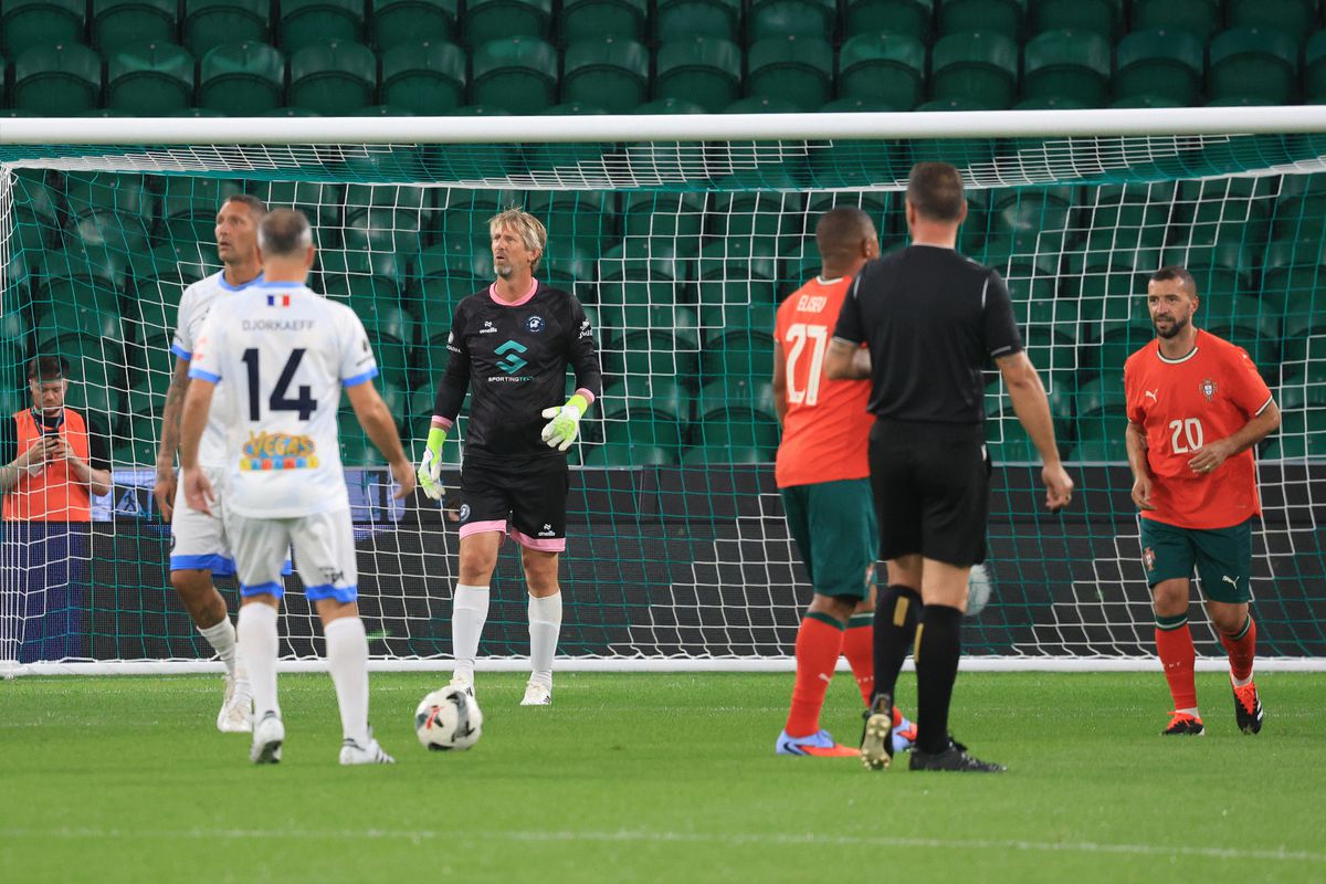 Coloși la tot pasul: Legends Charity Game, spectacol pentru o cauză nobilă! Gică Hagi, un sfert de oră pe teren