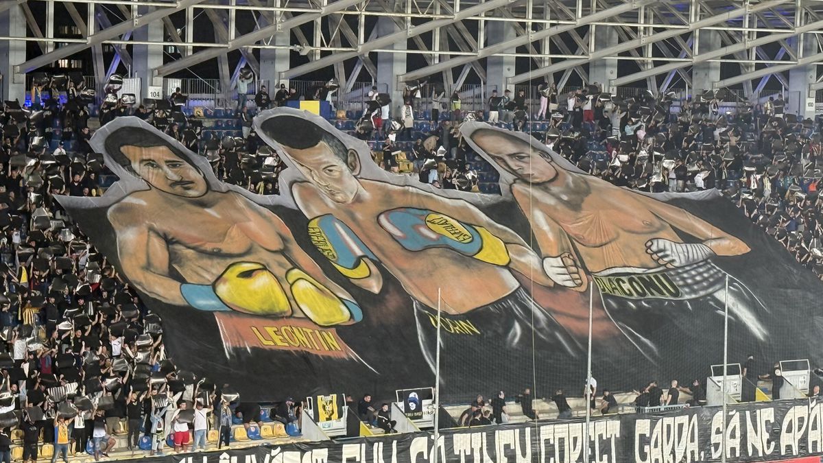 Scenografii FABULOASE la Petrolul - Dinamo! Reverență pentru trei boxeri uriași ai Ploieștiului + torțe și fumigene în peluza „câinilor”