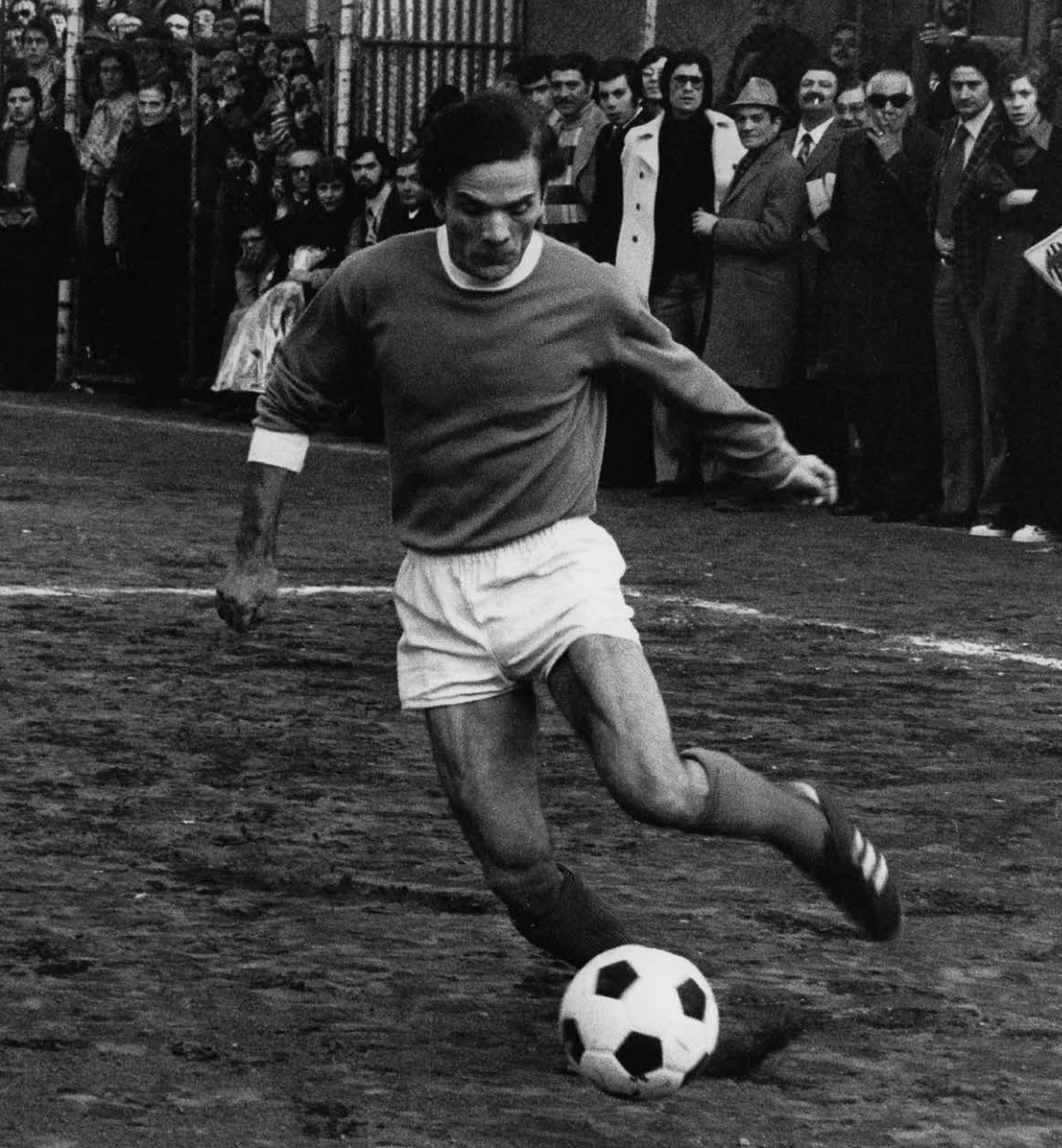 Pier Paolo Pasolini, poetul care a iubit fotbalul cu febra cu care a îndrăgit literatura