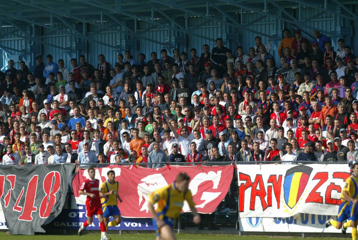 Rivalitatea Petrolul  - Dinamo, în imagini: ură în stare pură, scenografii explozive și mesaje cu dedicație