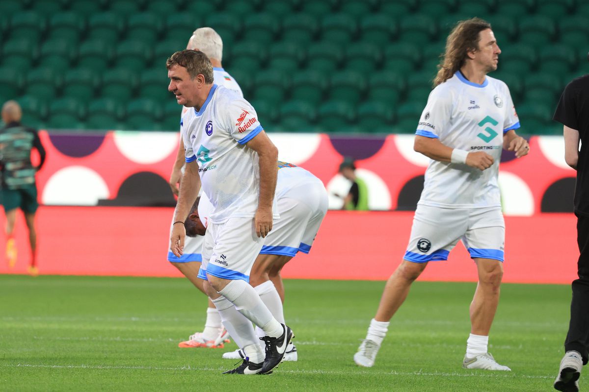 Imagini de senzație surprinse de GSP la Legends Charity Game: Gică Hagi, asaltat de fani la Lisabona » Reacție genială pe gazon: „E cam mare terenul ăsta”