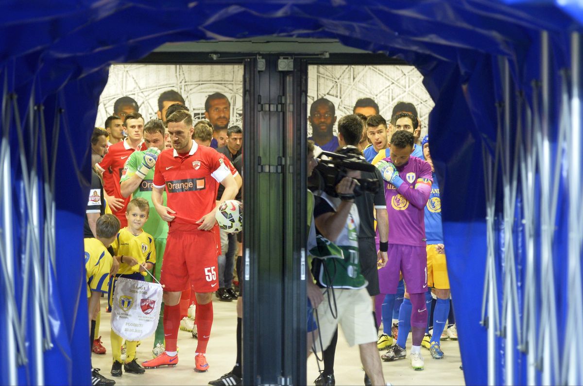 Rivalitatea Petrolul  - Dinamo, în imagini: ură în stare pură, scenografii explozive și mesaje cu dedicație