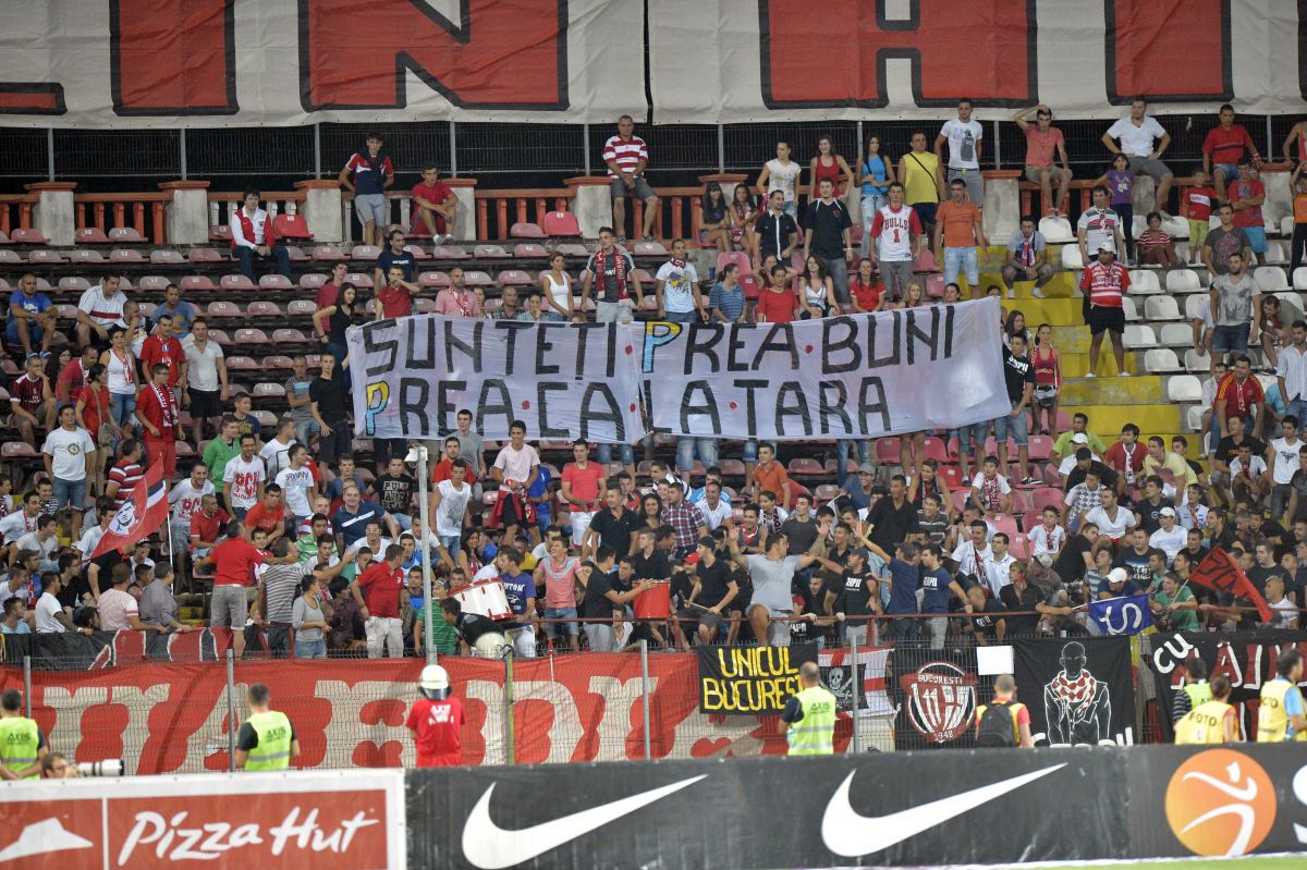 Rivalitatea Petrolul  - Dinamo, în imagini: ură în stare pură, scenografii explozive și mesaje cu dedicație