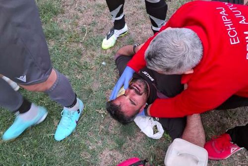 Arbitru bătut cu bestialitate în Liga 5 din România, la meciul dintre Gloria Secusigiu și Banatul Arad. FOTO: aradon.ro