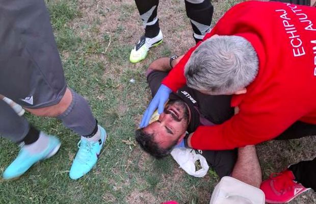 Scene șocante in fotbalul mic din România! Arbitrul, strâns de gât și bătut cu bestialitate de jucător: primarul vrea să desființeze echipa