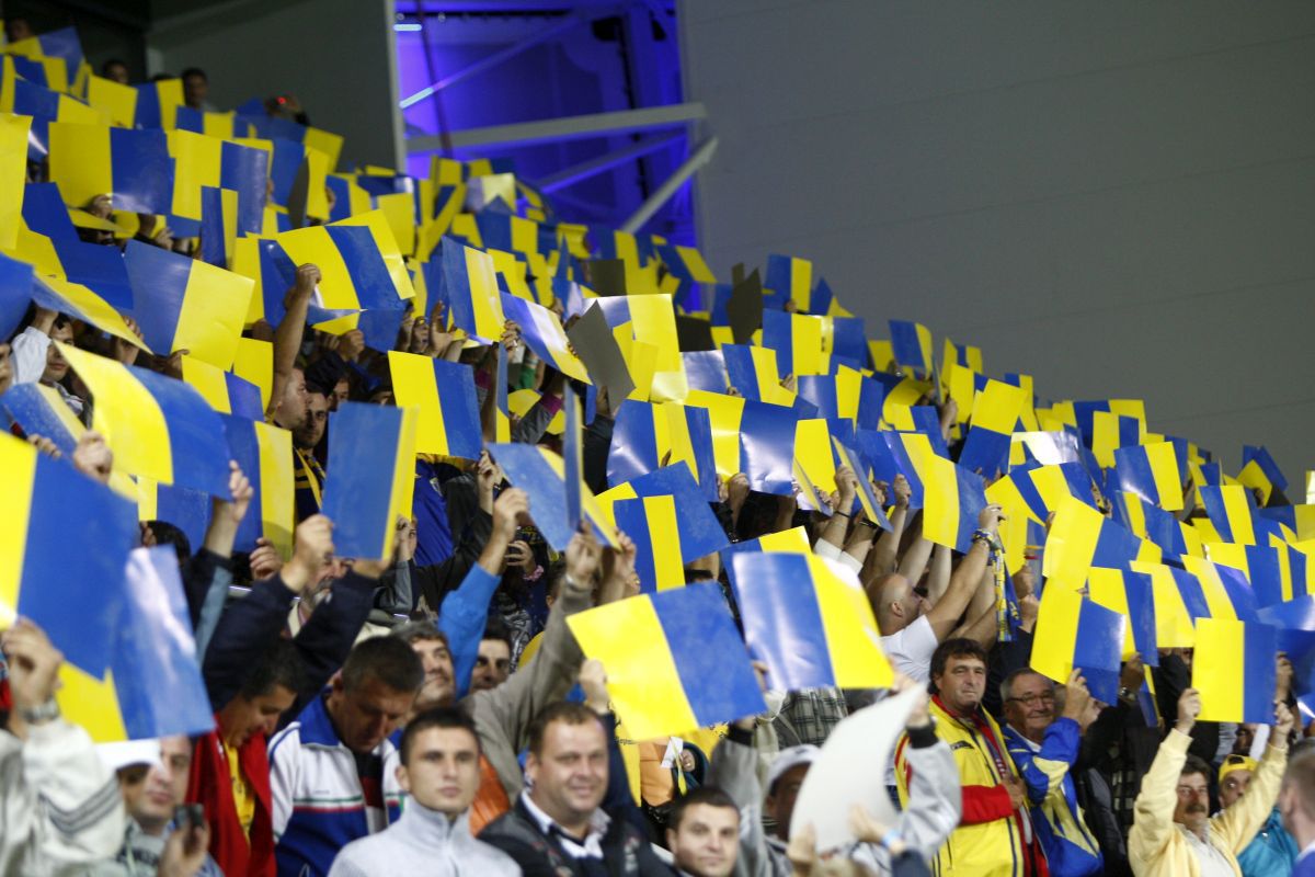 Rivalitatea Petrolul  - Dinamo, în imagini: ură în stare pură, scenografii explozive și mesaje cu dedicație