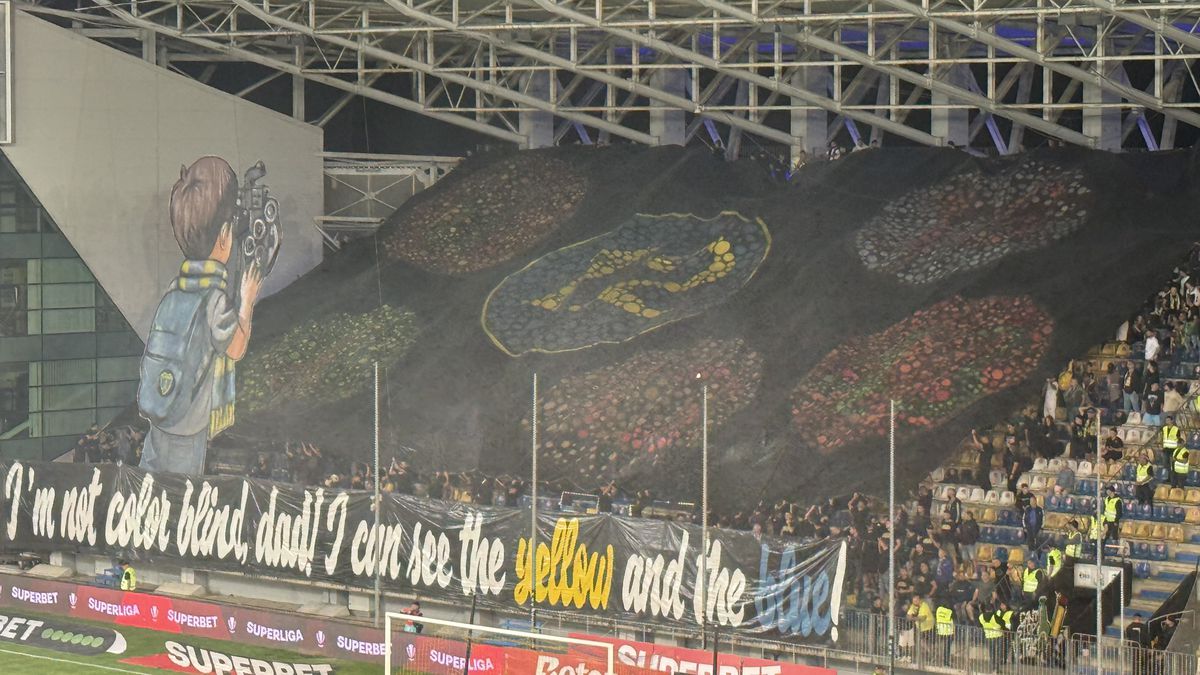 Scenografii FABULOASE la Petrolul - Dinamo! Reverență pentru trei boxeri uriași ai Ploieștiului + torțe și fumigene în peluza „câinilor”