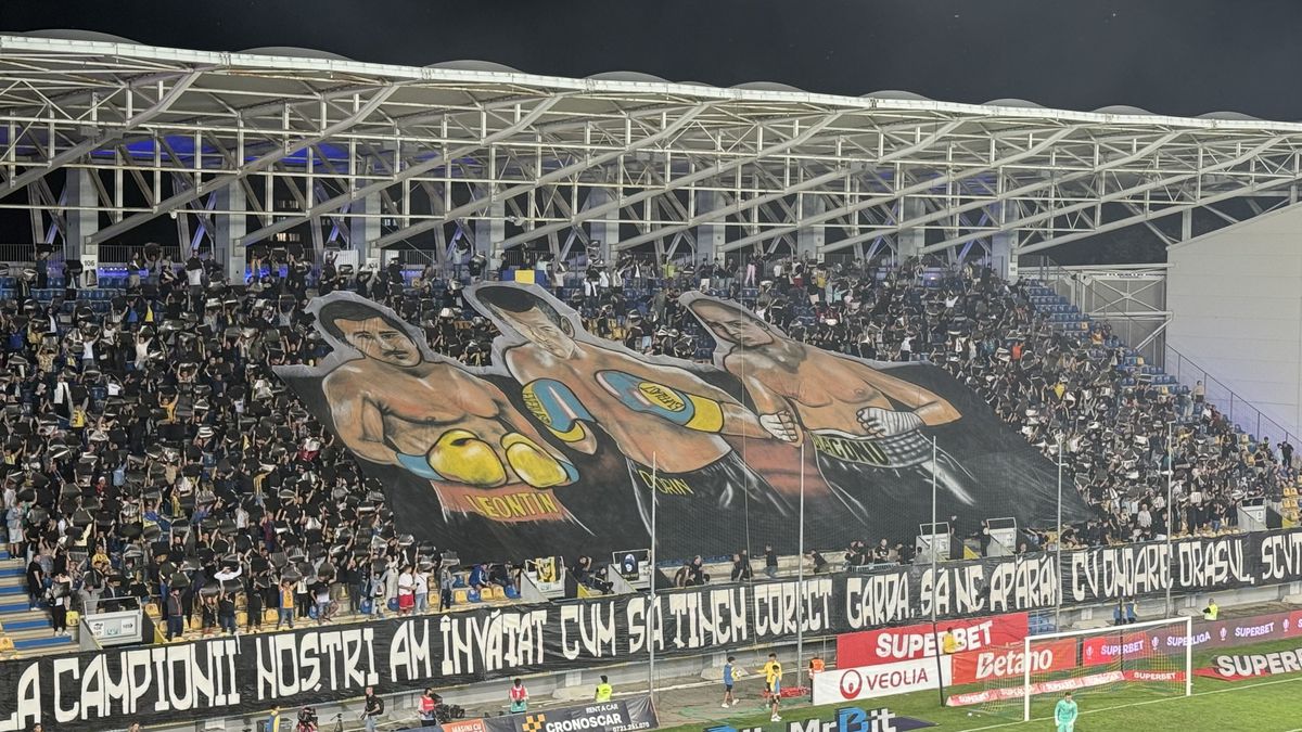 Scenografii FABULOASE la Petrolul - Dinamo! Reverență pentru trei boxeri uriași ai Ploieștiului + torțe și fumigene în peluza „câinilor”