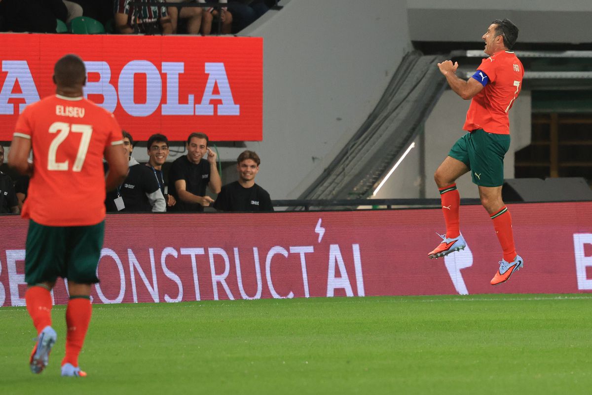 Coloși la tot pasul: Legends Charity Game, spectacol pentru o cauză nobilă! Gică Hagi, un sfert de oră pe teren