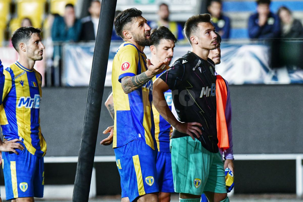 Imagini incredibile la finalul meciului Petrolul - Dinamo